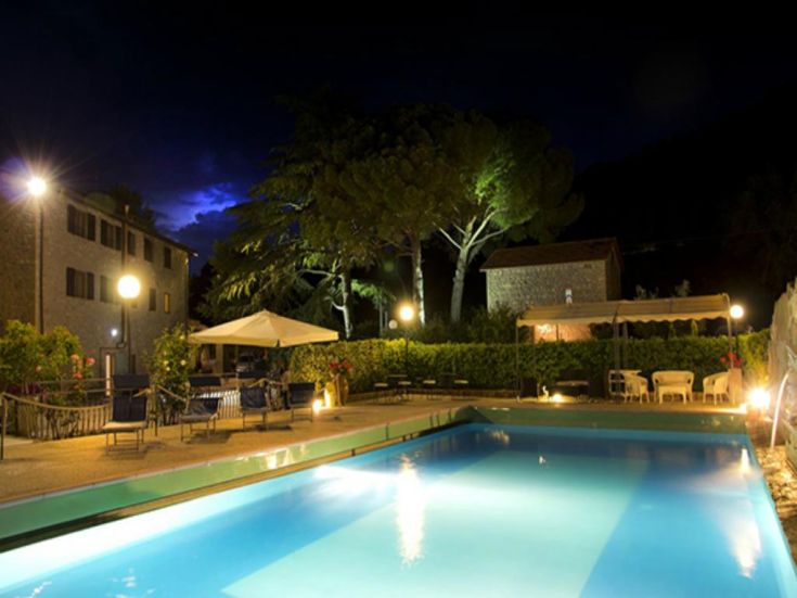 Un agriturisme paisible avec piscine situé dans le vert de l'Ombrie, parfait pour se détendre et savourer la bonne cuisine.