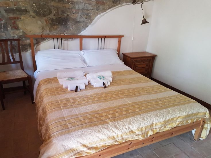 Espace confortable avec un lit double et une décoration sobre, idéal pour des moments de détente.