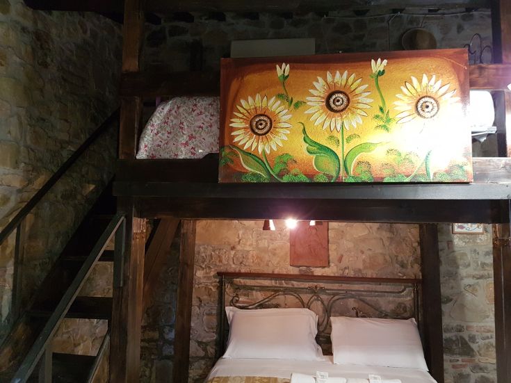 Chambre simple avec un lit double et une décoration sobre, idéale pour le repos.