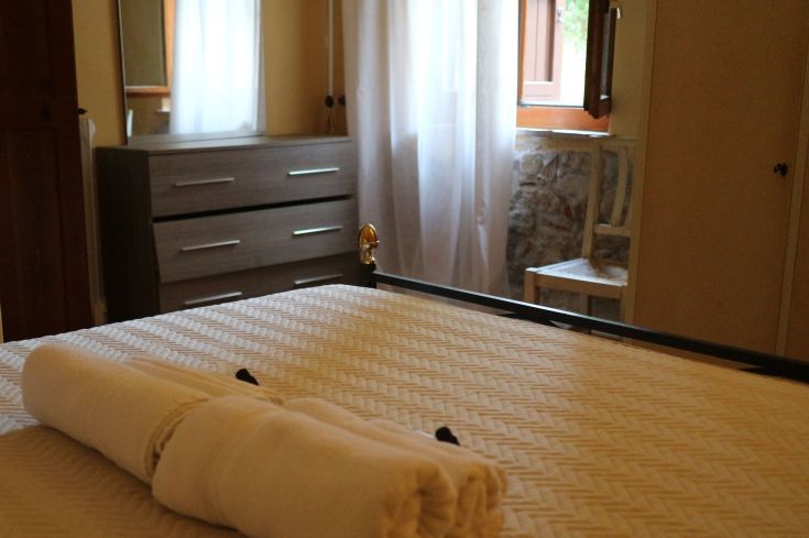 Chambre confortable à l'Agriturismo Beata Vanna, nichée dans les collines ombriennes, idéale pour se détendre.