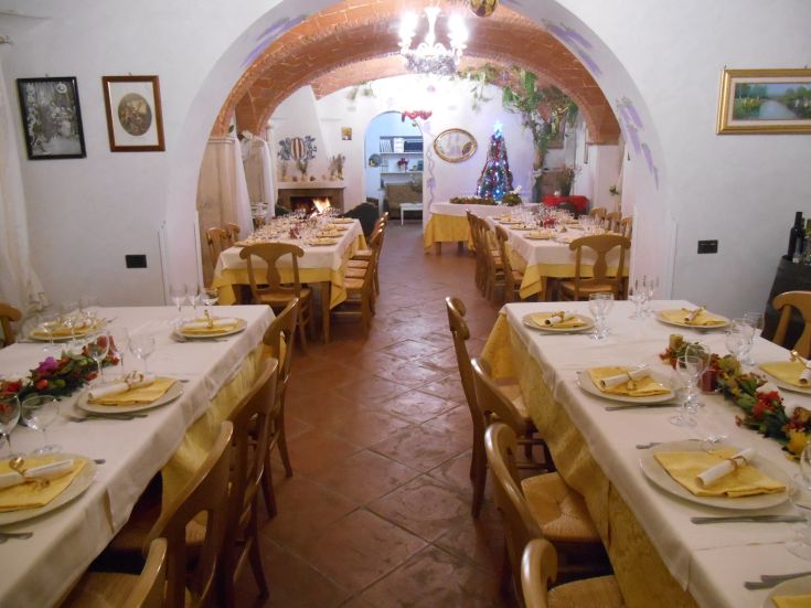 Espace de restaurant au design simple, avec des tables bien disposées pour des dîners dans une atmosphère détendue.