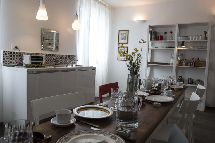 A cozy breakfast setting in a B&B in Assisi, featuring careful details and a relaxed atmosphere.