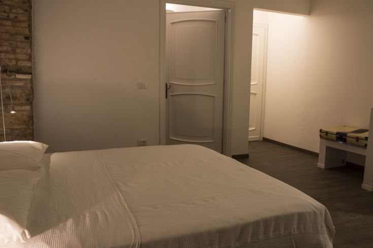 Cozy room in a renovated B&B, featuring thoughtful details and an intimate atmosphere.