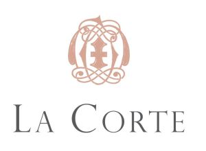 Logo semplice per La Corte, una struttura ricettiva che offre un'atmosfera accogliente.