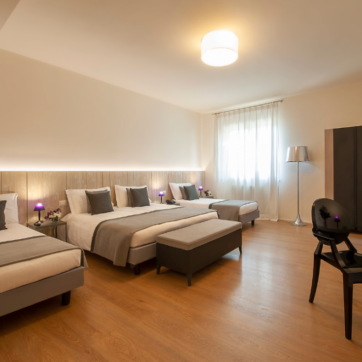 Camera accogliente di un hotel, con arredi semplici e un ambiente luminoso.