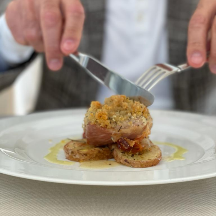 Un piatto elaborato con ingredienti freschi e ben presentati, tipico di un ristorante gourmet.