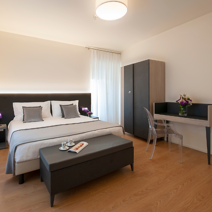 Camera semplice e arredata con un letto matrimoniale, dotata di comodità essenziali per il soggiorno.