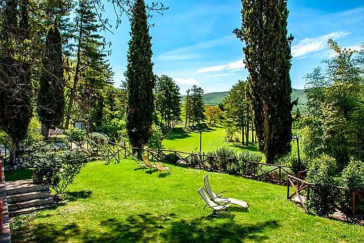 A green landscape inviting relaxation, featuring a farmhouse surrounded by nature.