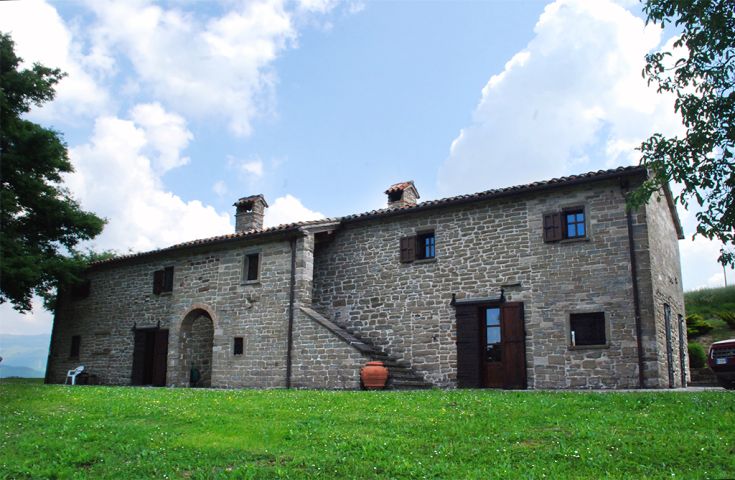 Rénovation d'une ancienne maison avec vue sur des collines verdoyantes, parfaite pour une escapade relaxante.