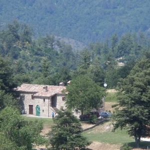 Agriturisme situé dans un cadre montagneux verdoyant, parfait pour un séjour tranquille et naturel.