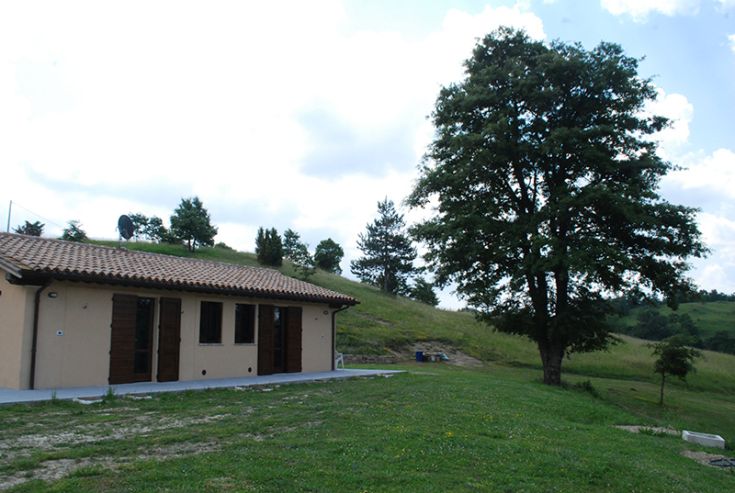 Un bâtiment entouré de verdure, parfait pour une pause détente à la campagne.
