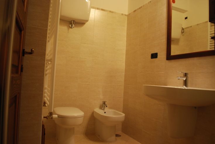 Une salle de bains élégante au design simple et confortable, avec des finitions claires et des espaces bien organisés.