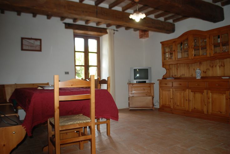 Intérieur d'un appartement avec des meubles en bois, créant une ambiance chaleureuse et accueillante.