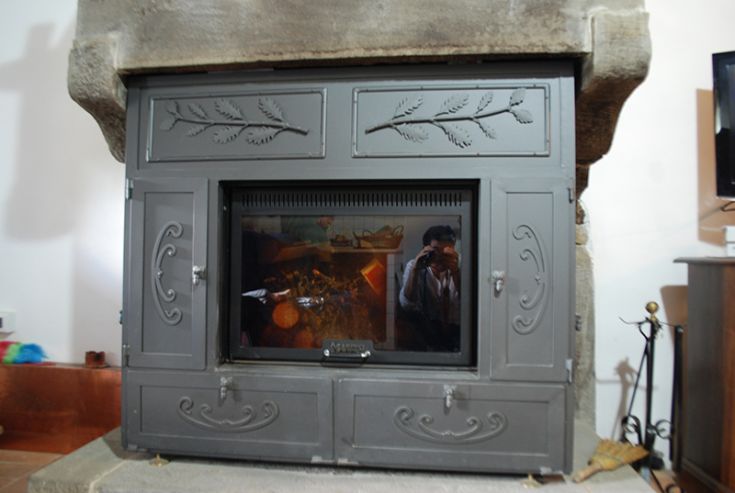 Poêle en métal avec des détails simples, créant une atmosphère chaleureuse et confortable.