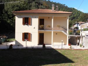 Edificio situato a Collestatte Piano, circondato dal verde. Un ambiente che combina elementi moderni e rustici per momenti di riposo.