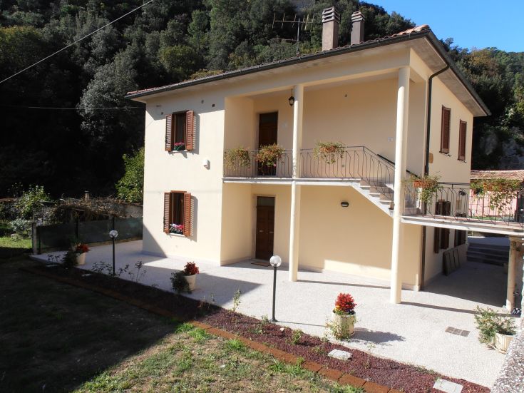 Casa ristrutturata con giardino situata a Collestatte Piano, nei pressi della Cascata delle Marmore.