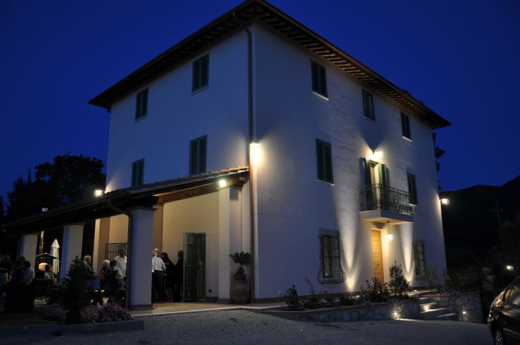 Fattoria Res Nova Il Colle, recently renovated in Umbria, surrounded by a green and traditional landscape.