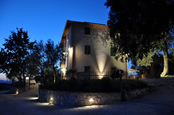 In this Umbrian farm, the evening sky features warm and relaxing tones.