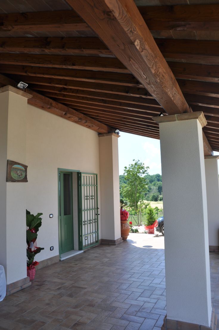 A cozy agricultural farm immersed in greenery, with a renovated building ideal for hosting visitors.