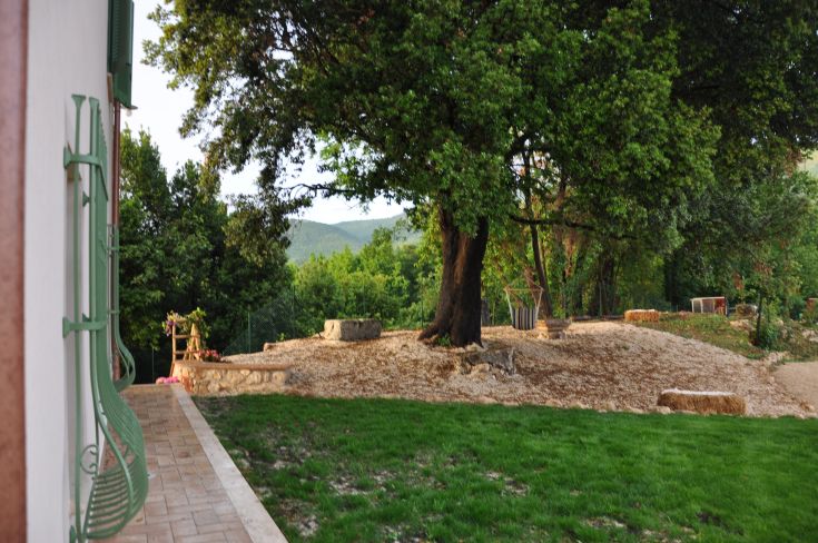 A tranquil green corner immersed in nature, perfect for a short break or outdoor relaxation.