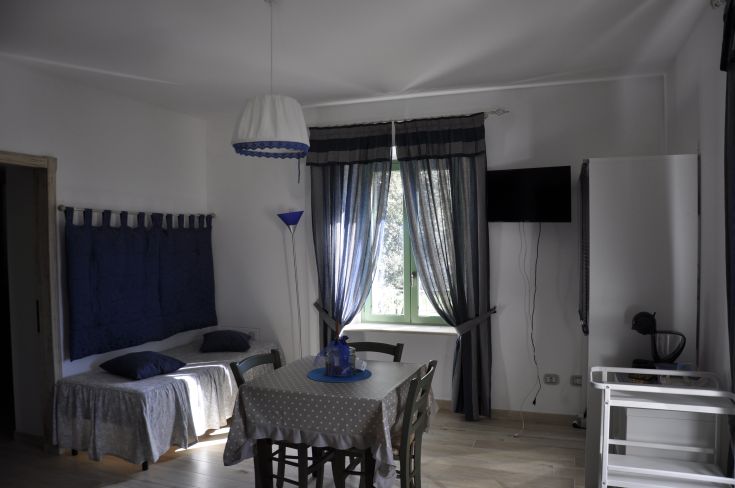 Bright and cozy space, perfect for a country stay with simple details.