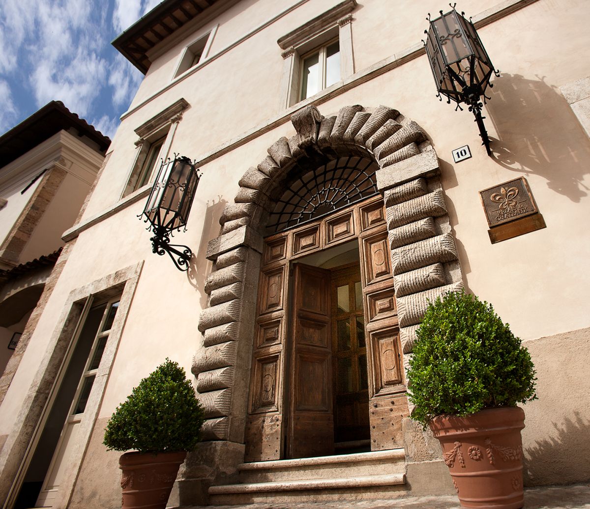 Ingresso del Palazzo, un edificio storico con dettagli architettonici interessanti.
