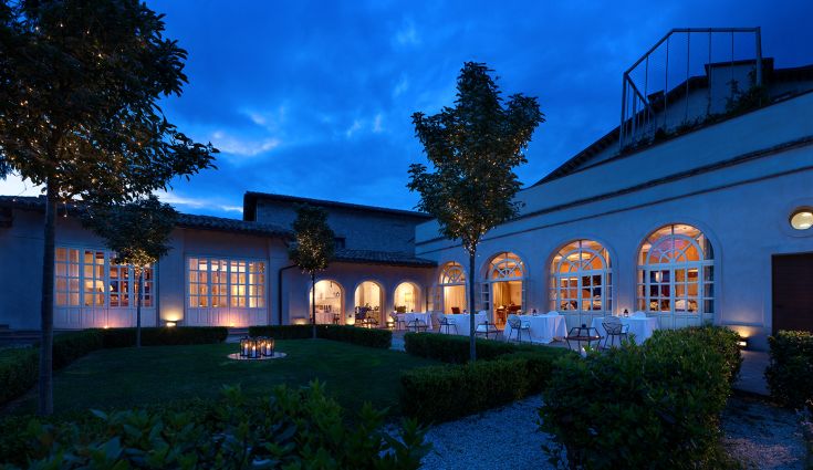 Historical palace with a garden, perfect for quiet dinners and moments of relaxation. Quality cuisine.