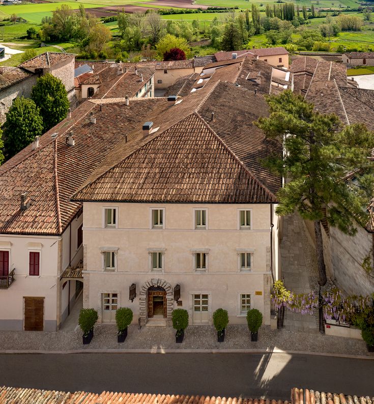 An elegant historic building located in Umbria, featuring cozy spaces and a refined restaurant inside.