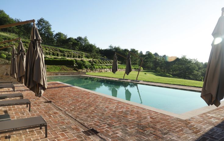 Relax in a villa with a pool, surrounded by a large garden, perfect for moments of tranquility.