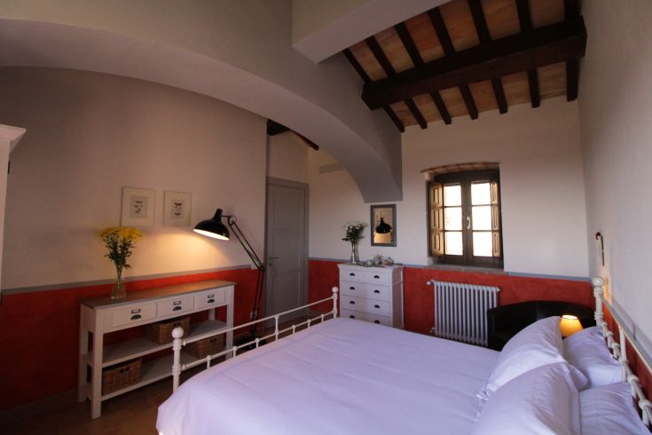 Simple room with lime walls and a view of the village, perfect for relaxing moments.