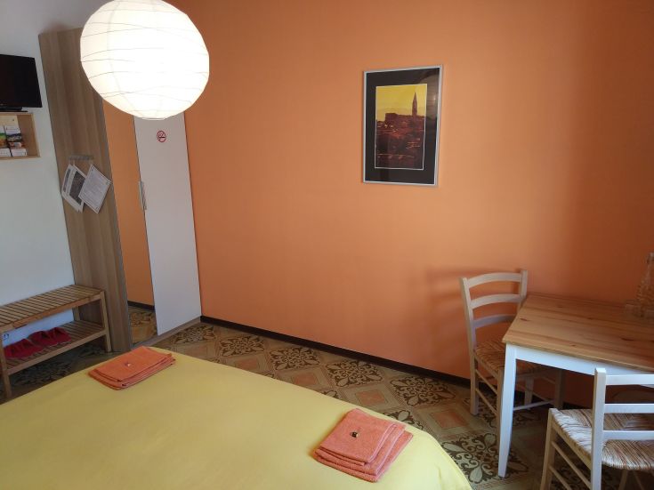 Cozy room with orange tones, wooden details, creating a warm and relaxed atmosphere.