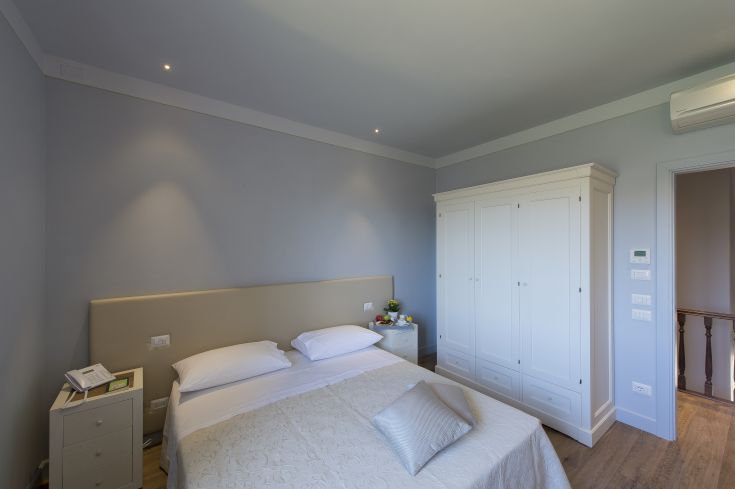 Spacious and comfortable room with a view of the surrounding vineyards, perfect for a peaceful stay.