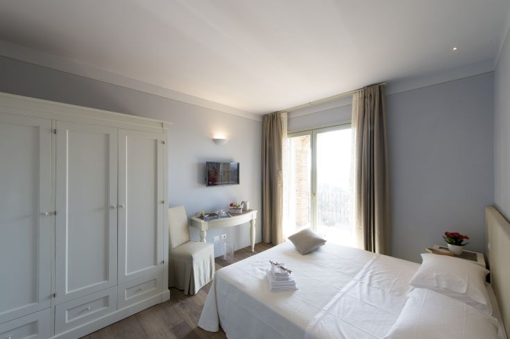 Bright and comfortable room with a view of the surrounding vineyards, perfect for a peaceful stay.