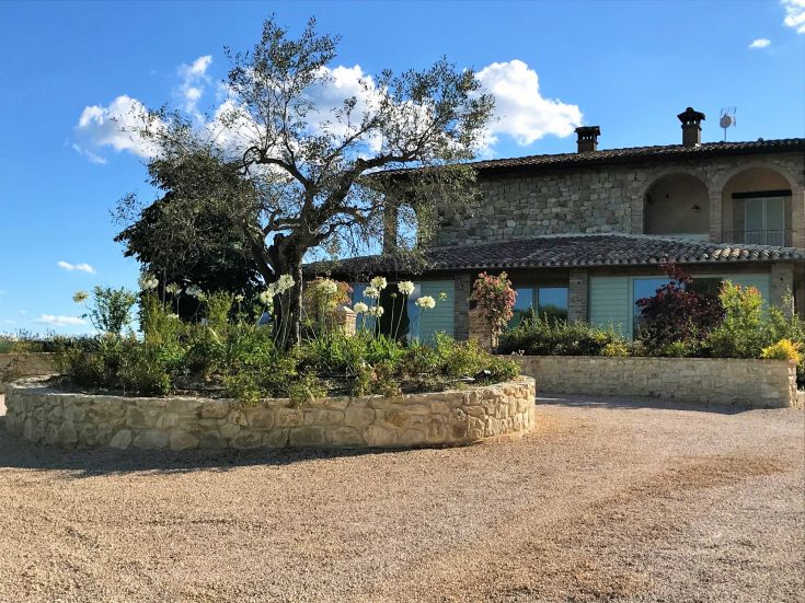 A farm in a natural area with rooms overlooking the surrounding vineyards.