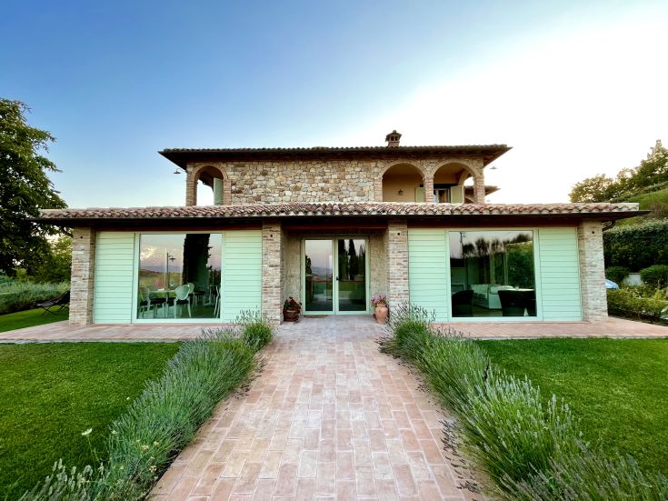 Agriturismo set in a natural environment, with rooms overlooking vineyards and a garden.