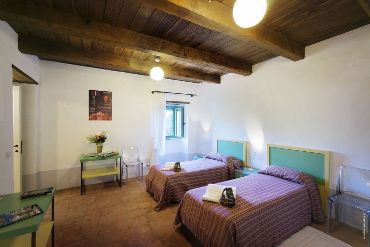 Cozy and practical room located in a building in Postignano, Umbria.