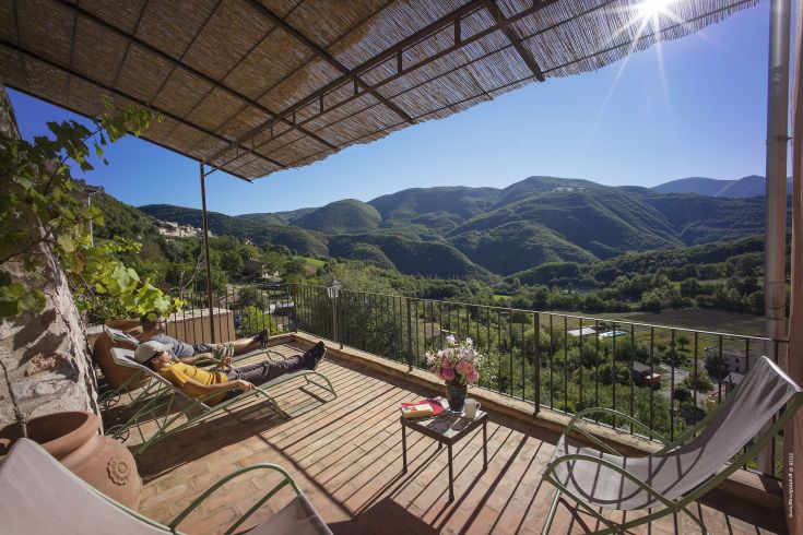 Relax on a terrace overlooking the green hills of Umbria, in a peaceful environment.