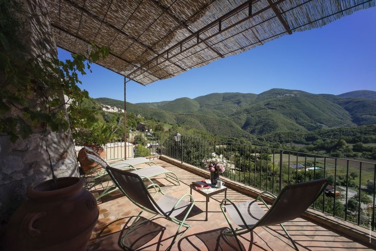 A terrace overlooking green mountains, perfect for relaxing moments in nature.