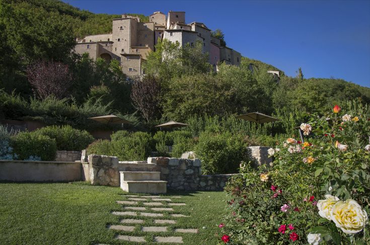 A quiet medieval village surrounded by lush nature, perfect for leisure and cultural activities.