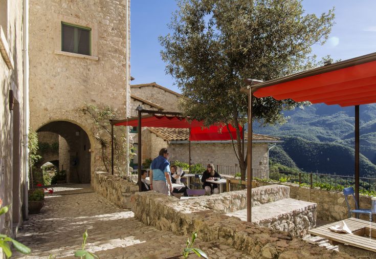 A tranquil corner of Palazzo di Postignano, perfect for relaxing moments in a historical setting.