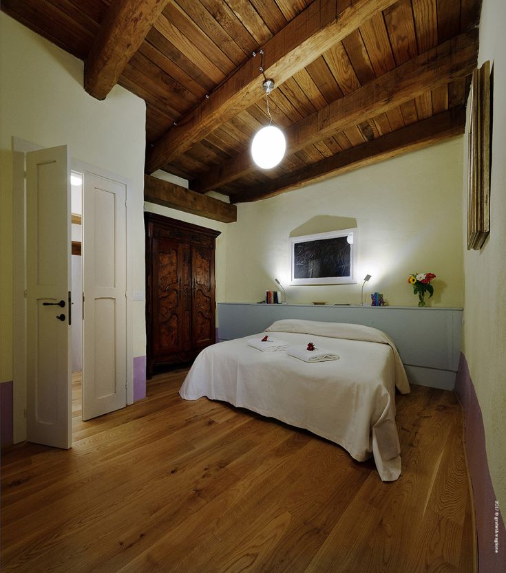 Cozy room with exposed beams and simple furnishings, ideal for relaxation moments.