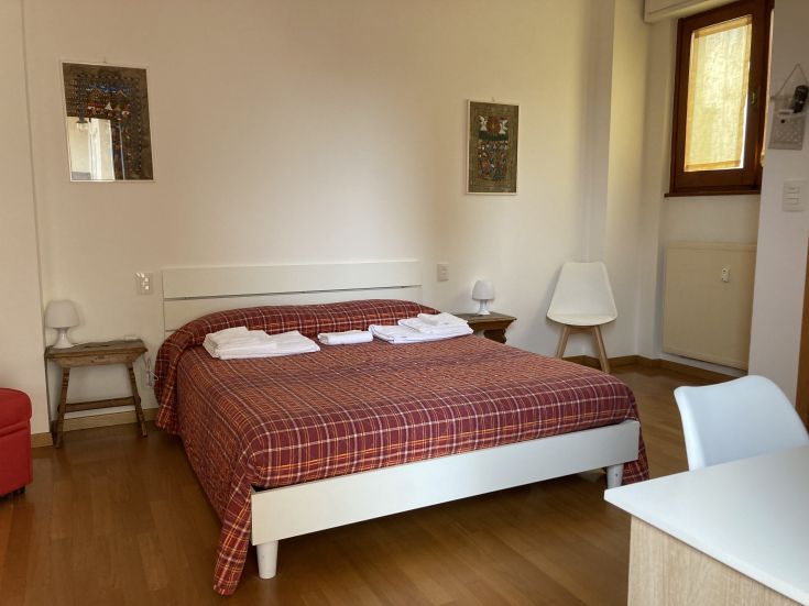 Geräumiges und helles Zimmer im Zentrum von Foligno, mit eigenem Bad und kostenlosem WLAN.