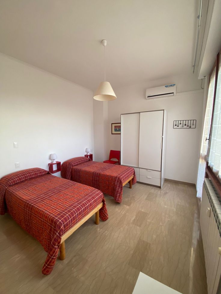 Geräumiges und gut beleuchtetes Zimmer mit Einzelbetten, perfekt für einen entspannten Aufenthalt.