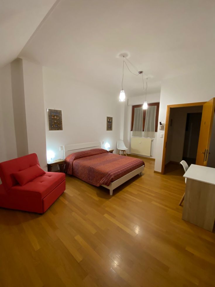 Geräumiges und gut beleuchtetes Zimmer mit modernen Möbeln und Annehmlichkeiten, im Herzen von Foligno gelegen.