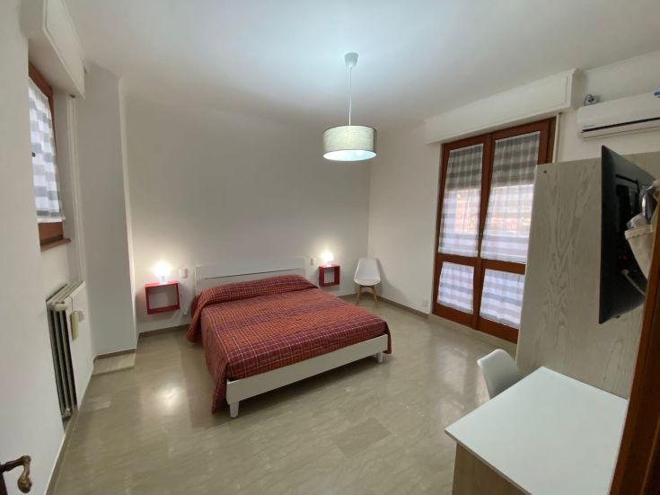 Geräumiges und gut beleuchtetes Zimmer mit modernen Annehmlichkeiten, im Herzen von Foligno gelegen.