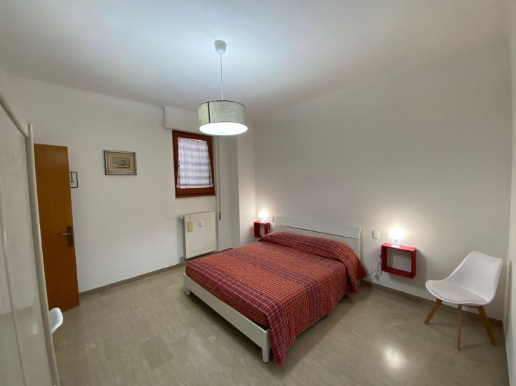 Geräumiges und gut beleuchtetes Zimmer mit einfacher, moderner Einrichtung, zentral in Foligno gelegen.