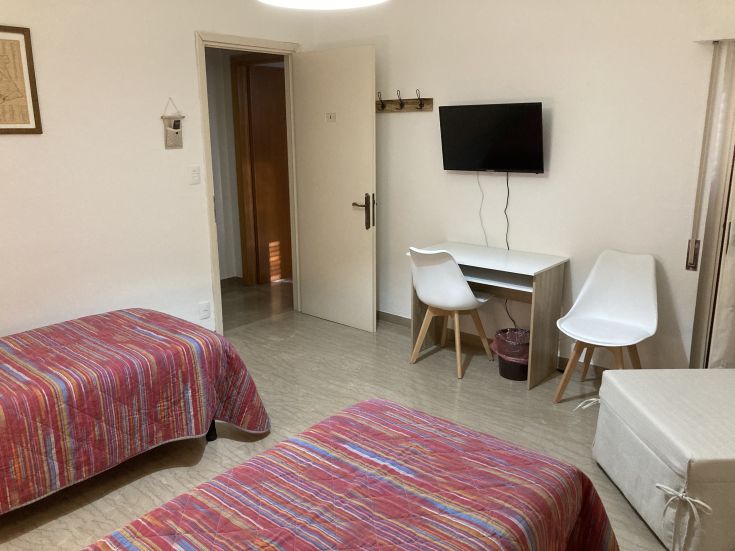 Geräumige und gut beleuchtete Zimmer im Zentrum von Foligno, ausgestattet mit WLAN und Fernseher. In der Nähe von Geschäften und Restaurants.