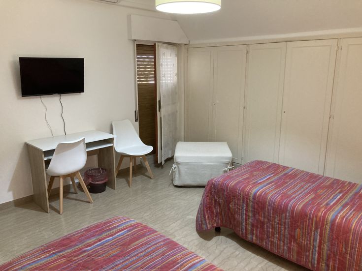 Geräumige und gut beleuchtete Zimmer im historischen Zentrum von Foligno, nur wenige Gehminuten vom Bahnhof entfernt.