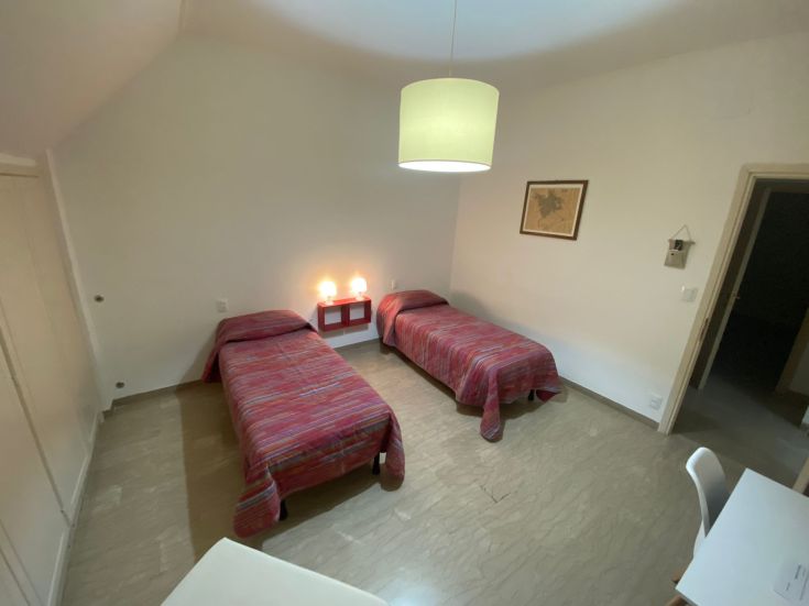 Geräumige und gut beleuchtete Zimmer im Zentrum von Foligno, 500 m vom Bahnhof entfernt.