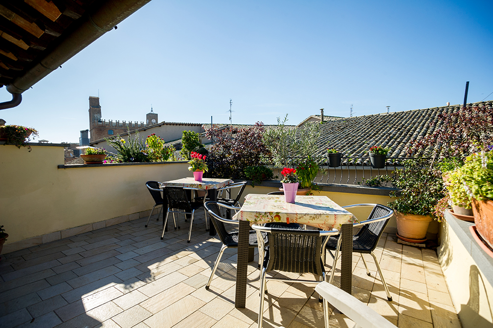 Dalla terrazza si può osservare il panorama dei monumenti circostanti, immersi nella quiete.